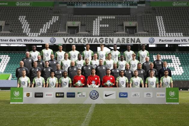 1. Reihe oben, l-r: Nany Landry Dimata, John Anthony Brooks, Marcel Tisserand, Jeffrey Bruma, Ohis Felix Uduokhai, Robin Knoche, Josuha Guilavogui, Victor Osimhen, Divock Origi 2. Reihe, l-r: Heribert Ruettger, Nils Scholz, Alexander Steinbrenner, Yannick Gerhardt, Riechedly Bazoer, Maximilian Arnold, Ignacio Camacho, Paul-Georges Ntep, Gian-Luca Itter, Guenter Pfeiler, Gunter Wilhelm 3. Reihe, l-r: Andreas Hilfiker, Pascal Formann, Stephan Kerth, Michele Putaro, Joerg Drill, Patrick Kasprowski, Manfred Kross, Sascha Weiss, Karl Fredrik Ljungberg, Uwe Speidel, Andries Jonker, Olaf Rebbe 4. Reihe, l-r: Marvin Stefaniak, Paul Verhaegh, William, Kaylen Hinds, Phillip Menzel, Koen Casteels, Max Gruen, Daniel Didavi, Jakub Blaszczykowski, Sebastian Jung, Yunus Malli Fußball Fussball DFL erste 1.Bundesliga Herren Saison 2017 2018 13.09.2017 VfL Wolfsburg Porträttermin Kader, Porträt, Vorstellung, Präsentation, Pressetermin