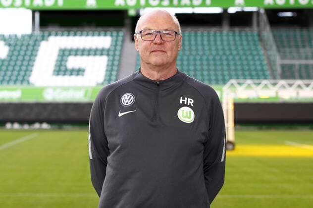 Heribert Ruettger (Zeugwart) Fußball Fussball DFL erste 1.Bundesliga Herren Saison 2017 2018 13.09.2017 VfL Wolfsburg Porträttermin Porträt, Vorstellung, Präsentation, Pressetermin