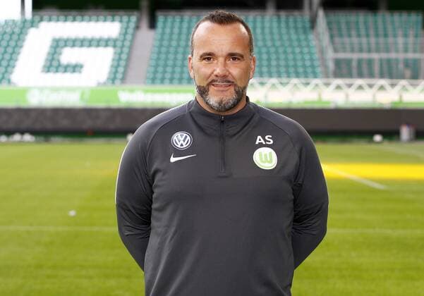 Alexander Steinbrenner (Chiropraktor) Fußball Fussball DFL erste 1.Bundesliga Herren Saison 2017 2018 13.09.2017 VfL Wolfsburg Porträttermin Porträt, Vorstellung, Präsentation, Pressetermin