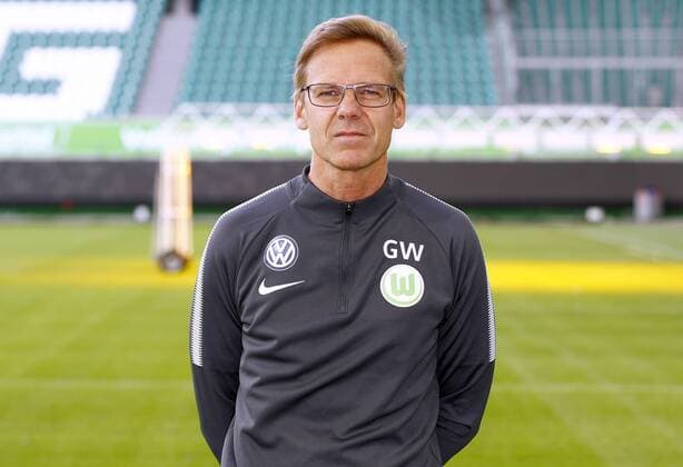 Dr. Gunter Wilhelm (Mannschaftsarzt) Fußball Fussball DFL erste 1.Bundesliga Herren Saison 2017 2018 13.09.2017 VfL Wolfsburg Porträttermin Porträt, Vorstellung, Präsentation, Pressetermin