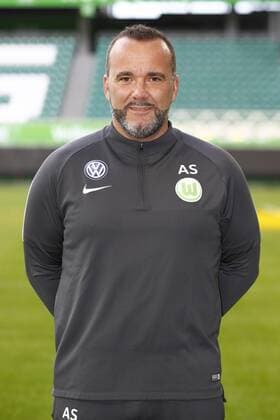 Alexander Steinbrenner (Chiropraktor, Wolfsburg) Fußball Fussball DFL erste 1.Bundesliga Herren Saison 2017 2018 13.09.2017 VfL Wolfsburg Porträttermin Porträt, Vorstellung, Präsentation, Pressetermin