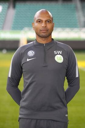 Sascha Weiss (Physiopherapeut, Wolfsburg) Fußball Fussball DFL erste 1.Bundesliga Herren Saison 2017 2018 13.09.2017 VfL Wolfsburg Porträttermin Porträt, Vorstellung, Präsentation, Pressetermin