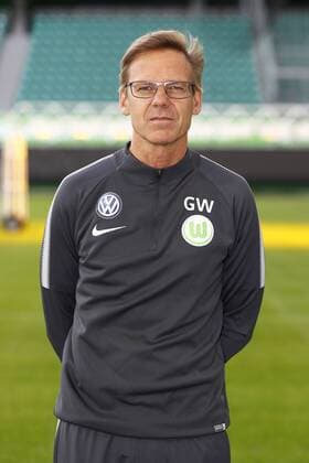 Dr. Gunter Wilhelm (Mannschaftsarzt, Wolfsburg) Fußball Fussball DFL erste 1.Bundesliga Herren Saison 2017 2018 13.09.2017 VfL Wolfsburg Porträttermin Porträt, Vorstellung, Präsentation, Pressetermin