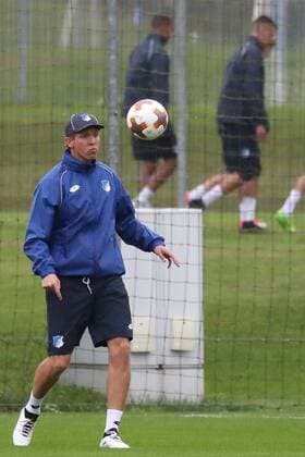 Julian Nagelsmann (Trainer, Cheftrainer, Hoffenheim), am Ball, Spielszene, Freisteller, Ganzkörper, Einzelbild, beim Training am Vortag des Spiels, Abschlusstraining, Übungseinheit, Spielvorbereitung, Action, Aktion, Fussball, UEFA Europa League, MD-1, TSG 1899 Hoffenheim - SC Braga,