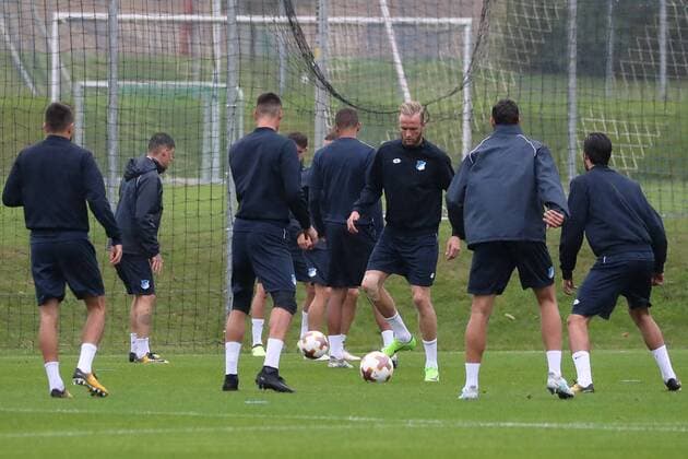 Spieler der TSG 1899 Hoffenheim, beim Training am Vortag des Spiels, Abschlusstraining, Übungseinheit, Spielvorbereitung, Action, Aktion, Kevin Vogt (Hoffenheim, 22) am Ball, Fussball, UEFA Europa League, MD-1, TSG 1899 Hoffenheim - SC Braga,