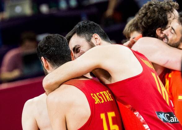 12.09.2017, Sinan Erdem Dome, Istanbul, TUR, FIBA EuroBasket 2017, Deutschland vs Spanien, Viertelfinale, im Bild Joan Sastre of Spain and Pierre Oriola of Spain celebrate during the EuroBasket 2017, quarter final match between Germany and Spain at the Sinan Erdem Dome in Istanbul, Turkey on 2017 09 12. Istanbul