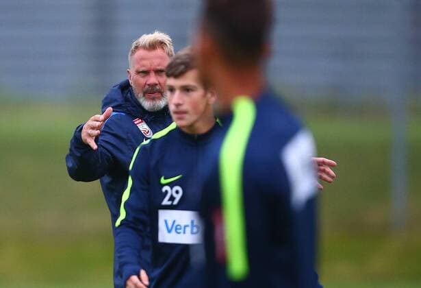 SOCCER - EL, Austria vs Milano, preview STEINBRUNN,AUSTRIA,13.SEP.17 - SOCCER - UEFA Europa League, group stage, FK Austria Wien VS AC Milano, preview, training A.Wien. Image shows head coach Thorsten Fink (A.Wien). GEPAxpictures xCh.xKelemen