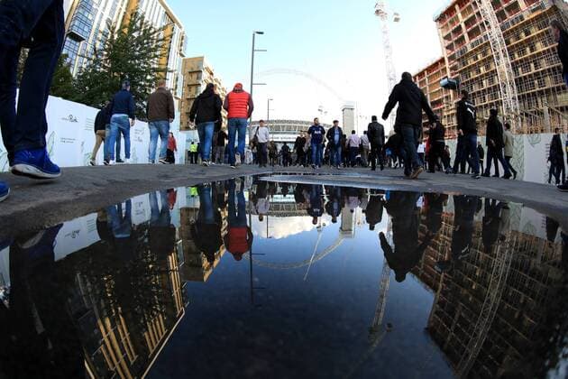 Bilder des Tages - SPORT 13th September 2017, Wembley Stadium, London, England; Champions League Group stage, Tottenham Hotspur versus Borussia Dortmund; Fans walk to the stadium on Wembley way after a downpour  ActionPlus11929736