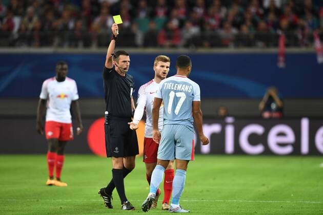 Fussball, Herren, Saison 2017 2018, Champions League (Gruppe G, 1. Spieltag), RB Leipzig - AS Monaco, SR Michael Oliver (England) zeigt Youri Tielemans (Nr. 17, AS Monaco) die gelbe Karte, Timo Werner (Nr. 11, RB Leipzig) schaut dabei zu, 13.09.2017, Copyright: xMatthiasxKochx