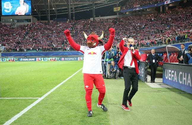 RB Leipzig - Monaco Fussball Champions League Leipzig, 13.09.2017, Red Bull Arena, Fussball, UEFA Champions League, Gruppe G, 1.Spieltag , RB Leipzig vs. AS Monaco , Im Bild: Moderator Tim Tölke und Maskottchen Bulli . ,