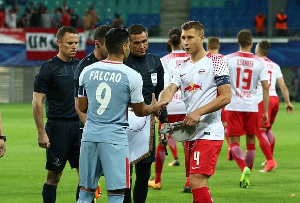 Falcao, Willi Orban Begrüßung und Seitenwahl vor Spielbeginn Fußball Fussball UEFA CL Championsleague Herren Saison 2017 2018 13.09.2017 RB Leipzig RBL vs. AS Monaco