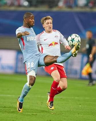 r Emil FORSBERG, RB Leipzig 10 Zweikampf , Aktion um den Ball gegen Almamy TOURE, ASM RB LEIPZIG - AS MONACO Gruppenphase Hinspiel, Fussball UEFA Champions League, Leipzig, 13.09.2017 CL Saison 2017 2018