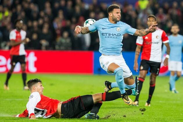 ROTTERDAM - Feyenoord - Manchester City , Voetbal , Seizoen 2017 2018 , Champions League , Feijenoord stadion de Kuip , 13-09-2017 , Feyenoord speler Michiel Kramer (l) maakt tackle op Manchester City speler Kyle Walker (r) Feyenoord - Manchester City  x1707271x