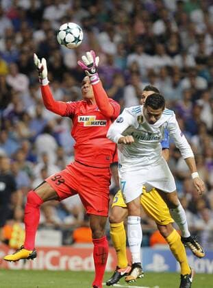 Fußball, CL, Real Madrid - Apoel Nikosia Soccer match between Real Madrid and Apoel of Champions League 2017 2018, held at the Santiago Bernabeu stadium, in Madrid. (Photo: J. Luis Cuesta 261 Cordon Press). Cristiano Ronaldo and Boy Waterman.  xJosexLuisxCuestax xx
