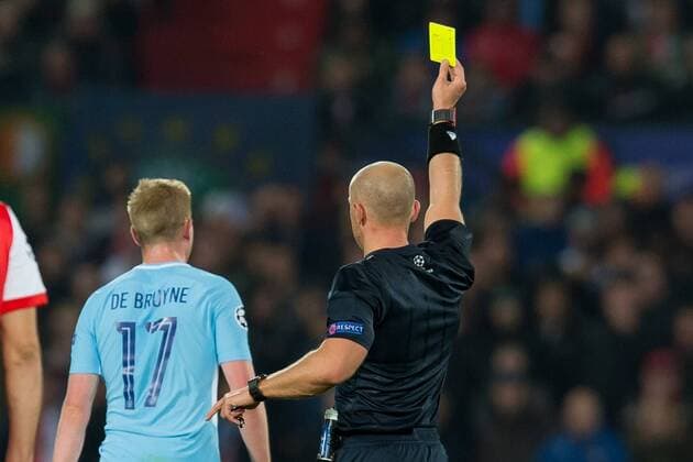 Rotterdam, Netherlands 08.03.2017, UEFA Champions League - 2017 18 Season, Gruppenphase - Gruppe F - 1. Spieltag, Feyenoord Rotterdam - Manchester City, Kevin De Bruyne (ManC) bekommt die gelbe karte ( DeFodi001