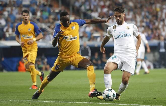 Fußball, CL, Real Madrid - Apoel Nikosia Real Madrid s midfielder Isco (R) and Apoel s midfielder Apoel Vinicius Oliveira vie for the ball during the UEFA Champions League match between Real Madrid and Apoel at the Santiago Bernabeu stadium in Madrid, Spain, 13 September 2017. Real Madrid vs. Apoel !ACHTUNG: NUR REDAKTIONELLE NUTZUNG!  Copyright: xJuanJoxMartinx MAD016 20170913-636409361620602589