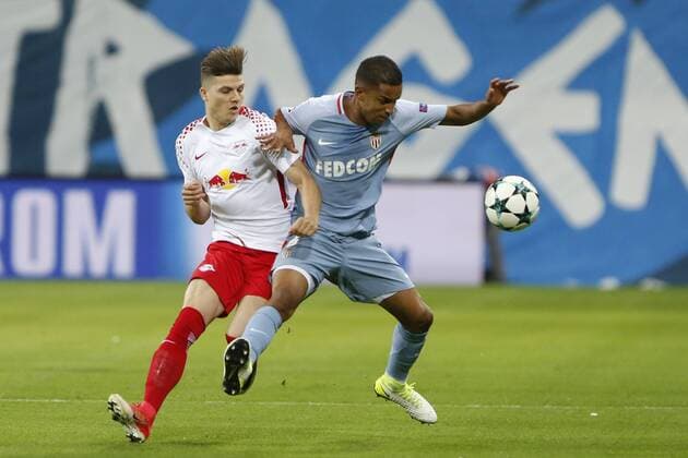 vl Marcel Sabitzer (Leipzig), Jorge (Monaco, 6) Zweikampf, Duell, duel, tackle, Dynamik, Action, Aktion, Fussball, UEFA Champions League, RasenBallsport Leipzig - AS Monaco,