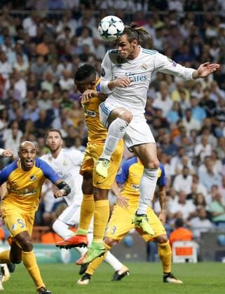 Themen der Woche - SPORT Bilder des Tages - SPORT Real Madrid s Welsh midfielder Gareth Bale (R) goes for a header against Dutch midfielder Lorenzo Ebecilio during the UEFA Champions League match between Real Madrid and Apoel at the Santiago Bernabeu stadium in Madrid, Spain, 13 September 2017. Real Madrid vs. Apoel !ACHTUNG: NUR REDAKTIONELLE NUTZUNG!  Copyright: xJuanJoxMartinx MAD026 20170913-636409371296523972