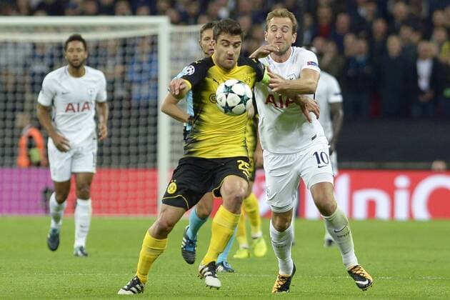 London, England 13.09.2017, UEFA Champions League - 2017 18 Season, Group H - Matchday 1, Tottenham Hotspur- Borussia Dortmund, von links: Sokratis ( Dortmund ), Harry Kane ( Tottenham ) ( DeFodi521