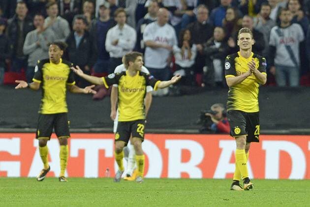 London, England 13.09.2017, UEFA Champions League - 2017 18 Season, Group H - Matchday 1, Tottenham Hotspur- Borussia Dortmund, Lukasz Piszczek ( Dortmund ), rechts enttäuscht enttaeuscht traurig nachdem der vermeintliche Ausgleich zum 2:2 nicht gezählt hat ( DeFodi521