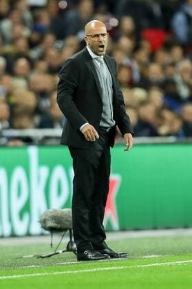 London, England 13.09.2017, UEFA Champions League - 2017 18 Season, 1st game day, Tottenham Hotspur - BV Borussia Dortmund, Trainer Peter Bosz (BVB) gestikuliert ( DeFodi048