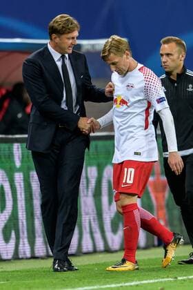 Trainer Ralph Hasenhuettl (RB Leipzig) und Emil Forsberg (RB Leipzig 10) nach dessen Auswechselung beim Championsleague Spiel zwischen RB Leipzig und AS Monaco am 13.09.2017, Leipzig Copyright: xSchueler Eibner-Pressefotox EP_JSE
