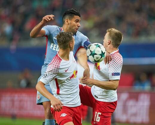 Radamel FALCAO, ASM Zweikampf , Aktion um den Ball gegen Lukas KLOSTERMANN, RB Leipzig 16 Willi ORBAN, RB Leipzig 4 RB LEIPZIG - AS MONACO Gruppenphase Hinspiel, Fussball UEFA Champions League, Leipzig, 13.09.2017 CL Saison 2017 2018