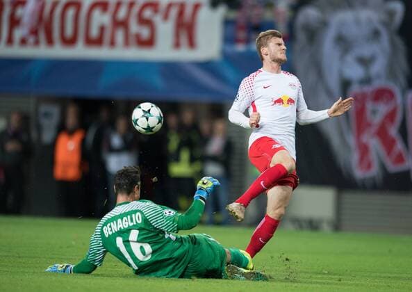 Torwart Diego Benaglio (ASM) klaert den Ball vor Timo Werner (L). Fussball international: UEFA Championsleague, Saison 2017 2018, Gruppenspiel: RB Leipzig - AS Monaco FC in Leipzig, Deutschland am 13.09.2017,