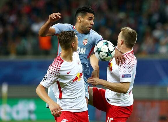 Willi Orban, Falcao, Lukas Klostermann Aktion Spielszene Zweikampf Fußball Fussball UEFA CL Championsleague Herren Saison 2017 2018 13.09.2017 RB Leipzig RBL vs. AS Monaco