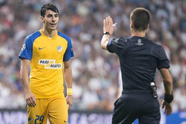 Fußball, CL, Real Madrid - Apoel Nikosia Apoel s Praxitellis Vouros protest to the referee during UEFA Champions League match between Real Madrid and Apoel at Santiago Bernabeu Stadium in Madrid, Spain September 13, 2017.  (20170913023)