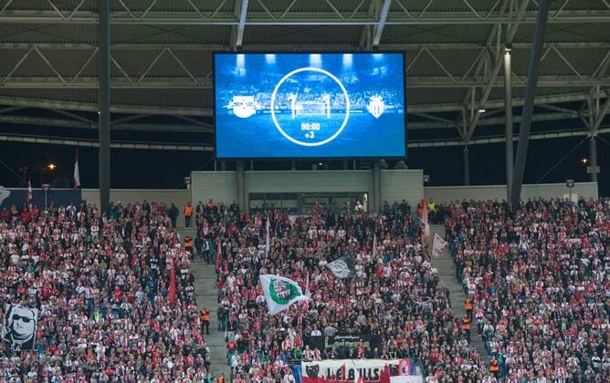Feature - Anzeigentafel mit dem Spielendstand von 1:1. Emotionen, niedergeschlagen, enttaeuscht, enttäuscht Fussball international: UEFA Championsleague, Saison 2017 2018, Gruppenspiel: RB Leipzig - AS Monaco FC in Leipzig, Deutschland am 13.09.2017,