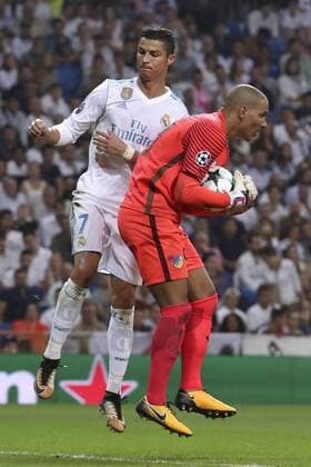 Fußball, CL, Real Madrid - Apoel Nikosia Real Madrid s Portuguese midfielder Cristiano Ronaldo in action against Apoel s goalkeeper Waterman during the UEFA Champions League match between Real Madrid and Apoel at the Santiago Bernabeu stadium in Madrid, Spain, 13 September 2017. Real Madrid vs. Apoel !ACHTUNG: NUR REDAKTIONELLE NUTZUNG!  Copyright: xKikoxHuescax MAD048 20170913-636409401190789702