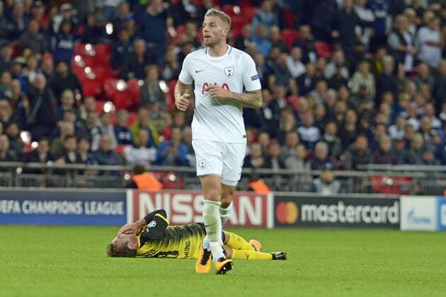 London, England 13.09.2017, UEFA Champions League - 2017 18 Season, Group H - Matchday 1, Tottenham Hotspur- Borussia Dortmund, Gesichtsverletzung bei Mario Götze Goetze ( Dortmund ), Boden ( DeFodi521