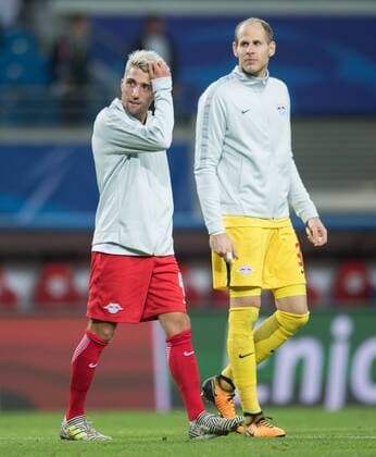 Nach dem Spielende: Kevin Kampl und Torwart Peter Gulacsi (vl beideL) Fussball international: UEFA Championsleague, Saison 2017 2018, Gruppenspiel: RB Leipzig - AS Monaco FC in Leipzig, Deutschland am 13.09.2017,