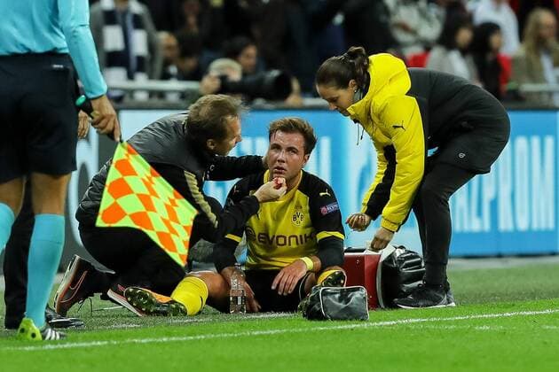 London, England 13.09.2017, UEFA Champions League - 2017 18 Season, 1st game day, Tottenham Hotspur - BV Borussia Dortmund, Mario Goetze (BVB) wird behandelt ( DeFodi048