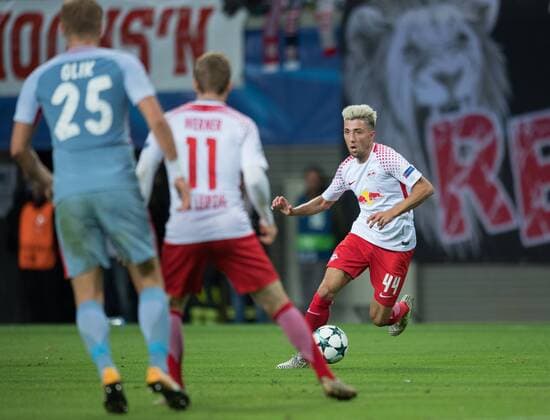 Kevin Kampl (L) in Aktion, Timo Werner (11 L) und Kamil Glik (25 ASM) beobachten die Szene. Fussball international: UEFA Championsleague, Saison 2017 2018, Gruppenspiel: RB Leipzig - AS Monaco FC in Leipzig, Deutschland am 13.09.2017,