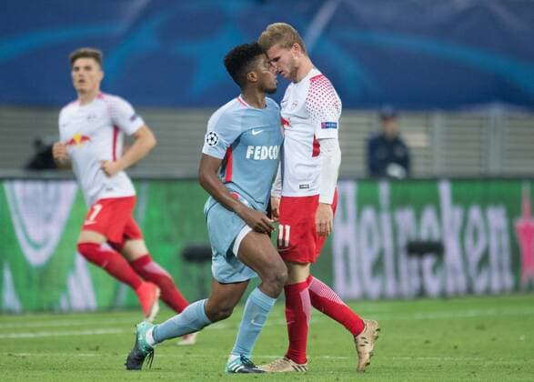 Nach einem Zweikampf kommen sich Jemerson (ASM) und Timo Werner (r L) sehr nah. Fussball international: UEFA Championsleague, Saison 2017 2018, Gruppenspiel: RB Leipzig - AS Monaco FC in Leipzig, Deutschland am 13.09.2017,