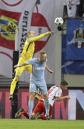 Bilder des Tages - SPORT Foto: Torhüter Peter Gulacsi rettet gegen Kamil Glik ( Monaco ) Fussball - Championsleague am Mi. 13.09.2017 Gruppenspiel BRB Leipzig - AS Monaco 1 - 1