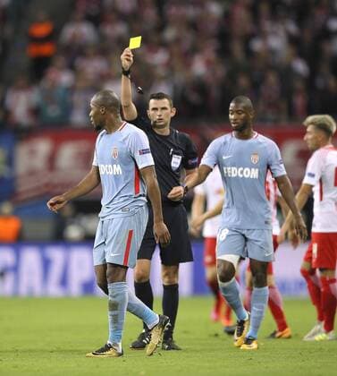 Foto: Djibril Sidibe ( Monaco ) gelbe Karte von Schiri Michael Oliver (ENG) Fussball - Championsleague am Mi. 13.09.2017 Gruppenspiel BRB Leipzig - AS Monaco 1 - 1