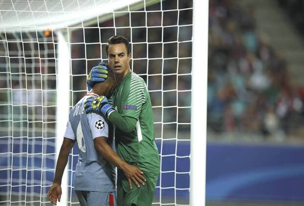 Foto: Torhüter Diego Benaglio ( Monaco ) tröstet JORGE Fussball - Championsleague am Mi. 13.09.2017 Gruppenspiel BRB Leipzig - AS Monaco 1 - 1