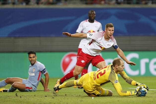 Peter Gulacsi (Leipzig) pariert, Parade, Glanzparade, hält den Ball, Action, Aktion; hinter ihm Willi Orban (Leipzig), Fussball, UEFA Champions League, RasenBallsport Leipzig - AS Monaco,