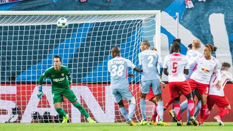 Diego Benaglio (AS Monaco, 16, Torwart, goalkeeper) kann den Eckball abwehren; Eckstoß, Eckball, Ecke, Corner, Fußball, Männer, UEFA Champions League, RB Leipzig - AS Monaco,