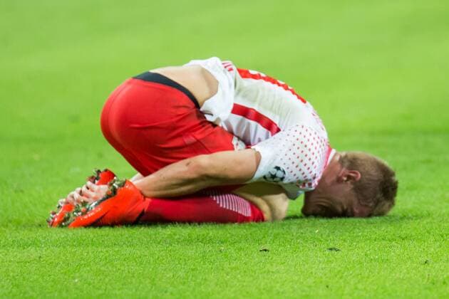 Bilder des Tages - SPORT Marcel Halstenberg (RB Leipzig, 23) wurde unsanft getroffen; Foul, Fußball, Männer, UEFA Champions League, RB Leipzig - AS Monaco,
