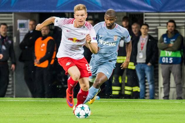 v.li.: Marcel Halstenberg (RB Leipzig, 23), Almamy Toure (AS Monaco, 38); Laufduell; Zweikampf, Duell, Aktion, action, Fußball, Männer, UEFA Champions League, RB Leipzig - AS Monaco,