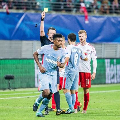 Gelbe Karte, Verwarnung, yellow card für Jemerson de Jesus Nascimento (AS Monaco, 5), Fußball, Männer, UEFA Champions League, RB Leipzig - AS Monaco,