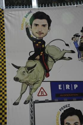 Ambiente antes del GP de F1 de Singapur en el circuito de Marian Bay. En la imagen, una caricatura de Carlos Sainz Jr. Atmosphere before Singapore F1 GP at Marina Bay circuit.In this picture, a cartoon of Carlos Sainz Jr.  RV RACING PRESS
