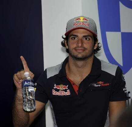 Ambiente antes del GP de F1 de Singapur en el circuito de Marian Bay. En la imagen, Carlos Sainz Jr. Atmosphere before Singapore F1 GP at Marina Bay circuit. In this picture, Carlos Sainz Jr.  RV RACING PRESS