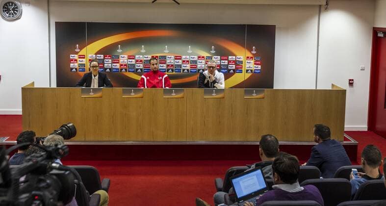 1. FC Köln Europapokal EuropaLeague Pressekonferenz London England Datum: 13.09.2017 Links: Lil Zercher (1. FC Köln) Mitte: Matthias Lehmann (1. FC Köln) Rechts: Trainer Peter Stöger (1. FC Köln)