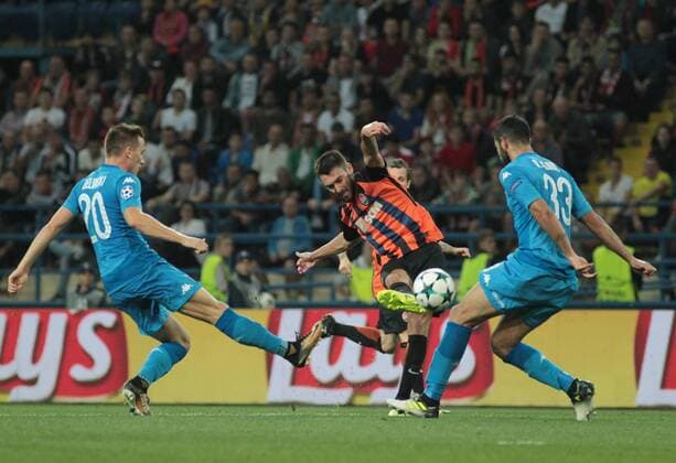 Forward Facundo Ferreyra (C) of FC Shakhtar Donetsk is seen in action with midfielder Piotr Zielinski (L) and defender Raul Albiol (back) of SSC Napoli during the UEFA Champions League Group F game at the Metalist Stadium in Kharkiv, northeastern Ukraine, September 13, 2017. Ukrinform. KHARKIV. FC Shakhtar Donetsk has claimed a 2-1 win over SSC Napoli during the UEFA Champions League Group F game at the Metalist Stadium in Kharkiv on September 13. Pitmen s midfielder Taison (15 ) put his team on the road to victory early in the game, while forward Facundo Ferreyra (58 ) sealed the lead. Although Napoli s forward Arkadiusz Milik (72 ) took a successful penalty kick, the hosts held on for victory. The triumph in Kharkiv added up to Shakhtar s wins in the first seven competitive matches this season. On the other hand, the defeat meant for SSC Napoli the end of the winning streak after five straight victories. Shakhtar scores 2-1 in Kharkiv, ends Napoli s winning streak  Copyright: xDanilxShamkinx