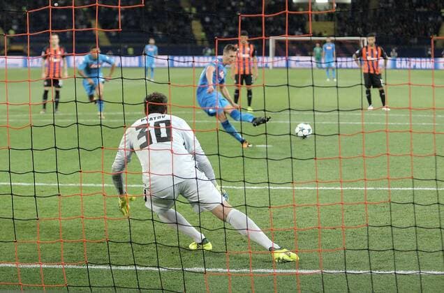 Goalkeeper Andrii Piatov (white kit) of FC Shakhtar Donetsk focuses on the ball during the UEFA Champions League Group F game against SSC Napoli at the Metalist Stadium in Kharkiv, northeastern Ukraine, September 13, 2017. Ukrinform. KHARKIV. FC Shakhtar Donetsk has claimed a 2-1 win over SSC Napoli during the UEFA Champions League Group F game at the Metalist Stadium in Kharkiv on September 13. Pitmen s midfielder Taison (15 ) put his team on the road to victory early in the game, while forward Facundo Ferreyra (58 ) sealed the lead. Although Napoli s forward Arkadiusz Milik (72 ) took a successful penalty kick, the hosts held on for victory. The triumph in Kharkiv added up to Shakhtar s wins in the first seven competitive matches this season. On the other hand, the defeat meant for SSC Napoli the end of the winning streak after five straight victories. Shakhtar scores 2-1 in Kharkiv, ends Napoli s winning streak  Copyright: xVyacheslavxMadiyevskyyx
